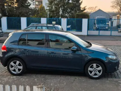 Gebraucht VW Golf VI Team 105 PS (77 kW) 2010 Blau Kleinwagen