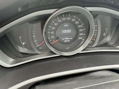 Gebraucht Volvo V40 Inscription 122 PS (89 kW) 2017 Gold Limousine
