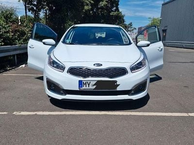 Weiß Gebraucht 2017 Kia Ceed Edition 7 Kleinwagen | 9.000 € (Fairer Preis)
