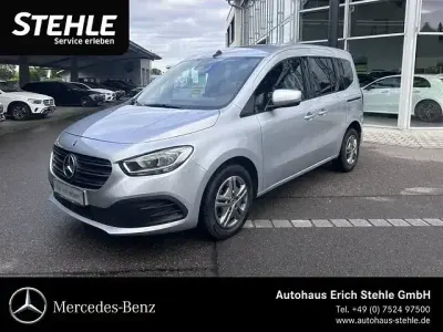 Gebraucht Mercedes T180 Style 131 PS (96 kW) 2023 Silber Van / Kleinbus