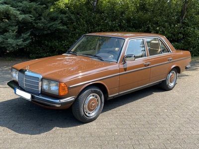 gebraucht Mercedes 200 W123 tolle Farbkombination **Winterpreis**