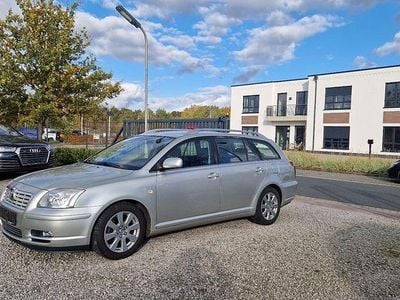 Gold Gebraucht 2005 Toyota Avensis Kombi | 2.000 € (Guter Preis)