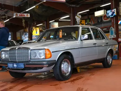 Gebraucht Mercedes E230 136 PS (100 kW) 1981 Silber Limousine