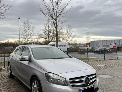 Gebraucht Mercedes A180 122 PS (89 kW) 2015 Silber Limousine