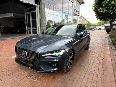 Gebraucht Volvo V60 Plus 197 PS (144 kW) 2023 Blau metallic Kombi