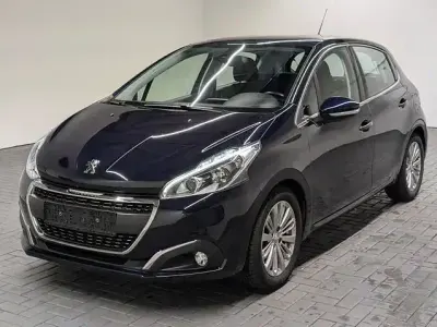 Gebraucht Peugeot 208 Allure 82 PS (60 kW) 2019 Tiefblaumet. Kleinwagen