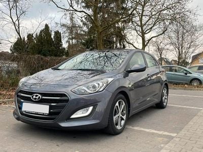 Grau Gebraucht 2015 Hyundai i30 Style Limousine | 9.500 € (Fairer Preis)