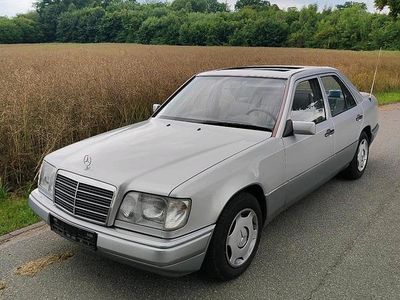 Silber Gebraucht 1993 Mercedes E200 Limousine | 7.850 €