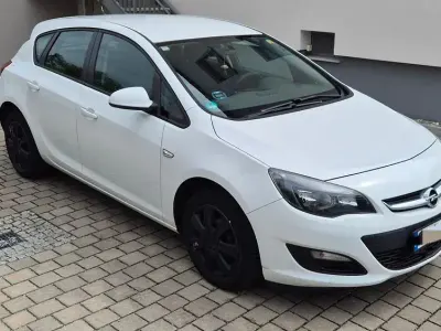 Gebraucht Opel Astra S 101 PS (74 kW) 2013 Weiß Limousine