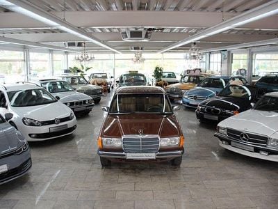 Usata Mercedes E230 136 CV (100 kW) 1984 Marrone Berlina