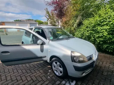 Gebraucht Renault Clio 75 PS (55 kW) 2003 Silber Kleinwagen