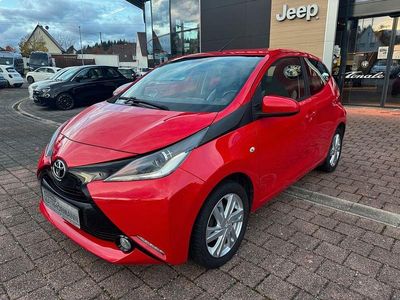 Rot Gebraucht 2017 Toyota Aygo X-play Kleinwagen | 8.490 € (Fairer Preis)