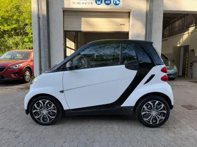 Gebraucht Smart ForTwo Coupé 61 PS (44 kW) 2011 Weiß Coupé