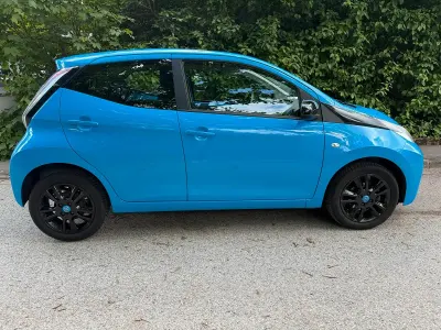 Gebraucht Toyota Aygo 69 PS (50 kW) 2015 Blau Kleinwagen