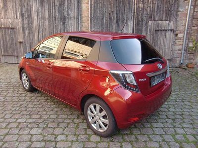 Rot Gebraucht 2014 Toyota Yaris Hybrid Kleinwagen | 7.900 € (Teuer)