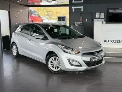 Gebraucht Hyundai i30 Trend 135 PS (99 kW) 2012 Silber Limousine