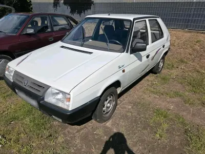 Używany Skoda Favorit 55 KM (40 kW) 1992 Biały Sedan/Limuzyna