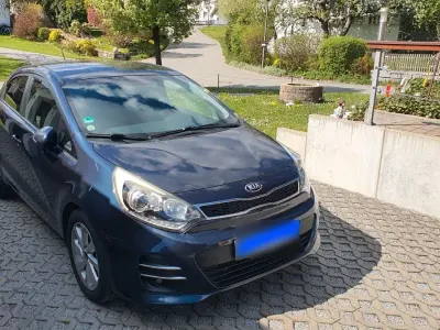 Gebraucht Kia Rio DREAM-TEAM Edition 109 PS (80 kW) 2015 Blau Limousine