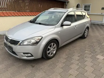 Gebraucht Kia Ceed 90 PS (66 kW) 2011 Silber Kleinwagen