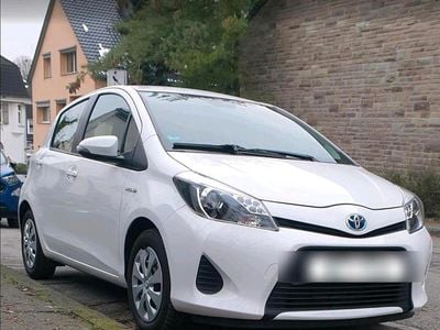 Gebraucht Toyota Yaris Hybrid 75 PS (55 kW) 2013 Weiß Kleinwagen
