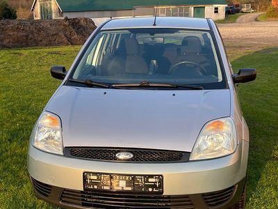 Gebraucht Ford Fiesta 60 PS (44 kW) 2004 Silber Kleinwagen