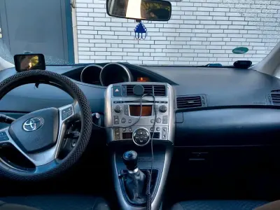 Gebraucht Toyota Verso 128 PS (94 kW) 2010 Silber Van / Kleinbus