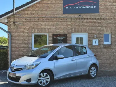Gebraucht Toyota Yaris Comfort 90 PS (66 kW) 2014 Silber Kleinwagen