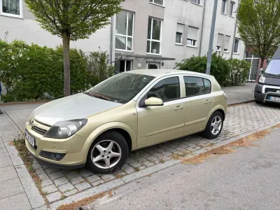 Gebraucht Opel Astra 105 PS (77 kW) 2004 Gold Limousine