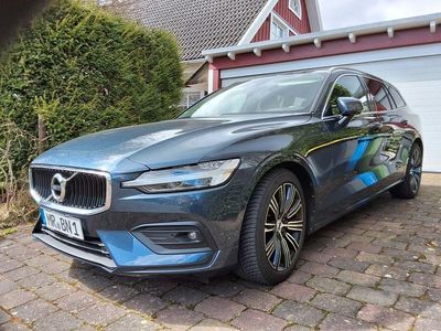 Gebraucht Volvo V60 Momentum 150 PS (110 kW) 2020 Blau Kombi