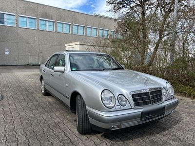 gebraucht Mercedes E280 4MATIC ELEGANCE/KLIMA/SHZ/PDC/TEMP