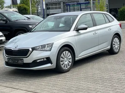 Gebraucht Skoda Scala Cool Plus 116 PS (85 kW) 2021 Stribrna brilliant/ brilliants Kleinwagen