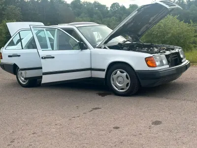 Gebraucht Mercedes E300 109 PS (80 kW) 1986 Weiß Limousine