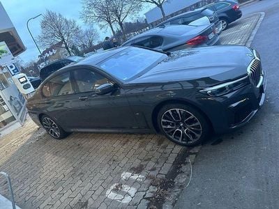 Grau Gebraucht 2022 BMW 750L Performance Limousine | 59.900 € (Etwas zu teuer)