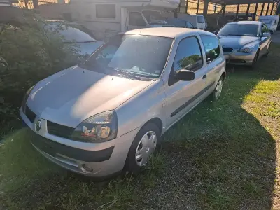Gebraucht Renault Clio II 75 PS (55 kW) 2004 Silber Kleinwagen