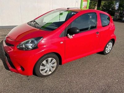 Gebraucht Toyota Aygo 68 PS (50 kW) 2014 Rot Kleinwagen