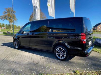 Obsidianschwarz metallic Gebraucht 2022 Mercedes V220 Sport Van / Kleinbus | 48.500 € (Teuer)