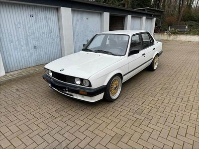 Weiß Gebraucht 1988 BMW 318 Basis Limousine | 12.300 €