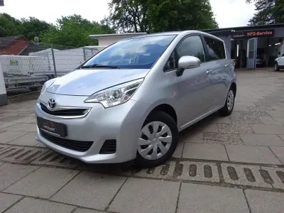 Gebraucht Toyota Verso-S Basis 99 PS (72 kW) 2015 Silber Van / Kleinbus
