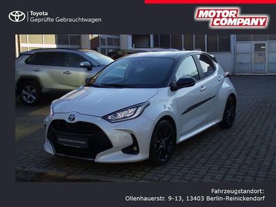 Platinweiss metallic, dach schwarz Gebraucht 2022 Toyota Yaris Hybrid Basis Limousine | 22.750 € (Teuer)