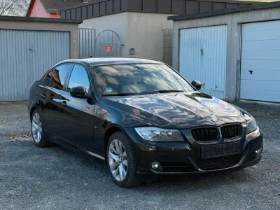 Gebraucht BMW 318 143 PS (105 kW) 2011 Schwarz Limousine