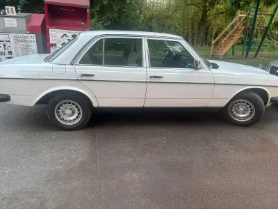 Gebraucht Mercedes 240 72 PS (52 kW) 1982 Weiß Limousine