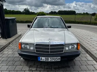 Używany Mercedes 190 72 KM (52 kW) 1985 Srebrny Sedan/Limuzyna