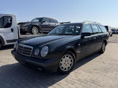 Gebraucht Mercedes E200 Classic 136 PS (100 kW) 1996 Schwarz Kombi