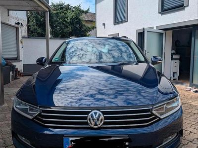 Gebraucht VW Passat Comfortline 150 PS (110 kW) 2018 Blau Kombi