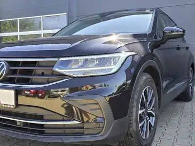 Gebraucht VW Tiguan Life 150 PS (110 kW) 2023 Schwarz SUV