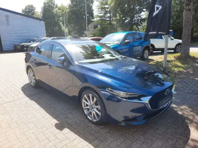 Gebraucht Mazda 3 Exclusive 140 PS (102 kW) 2024 Deep crystal blue Limousine