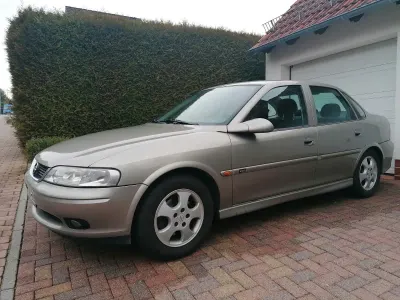 Używany Opel Vectra Edition 101 KM (74 kW) 1999 Szary Sedan/Limuzyna