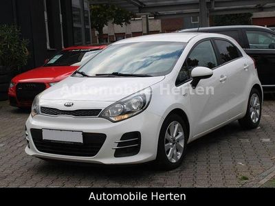 Weiß Gebraucht 2015 Kia Rio FIFA World Cup Edition Limousine | 3.890 € (Fairer Preis)