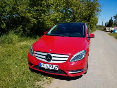 Używany Mercedes B200 136 KM (100 kW) 2012 Czerwony Minivan