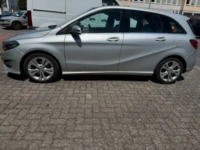 Gebraucht Mercedes B200 Urban 136 PS (100 kW) 2015 Silber Kleinwagen